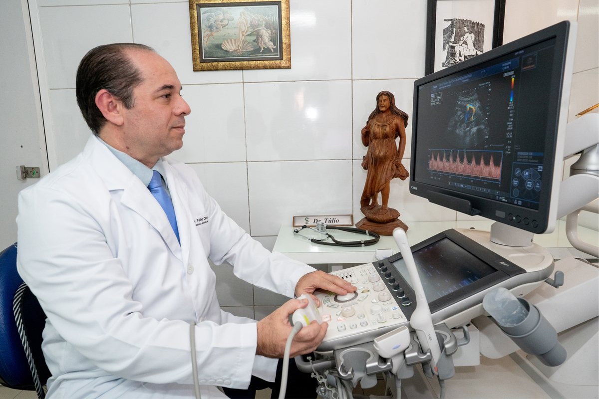 Dr. Túlio realizando exame de ultrassonografia