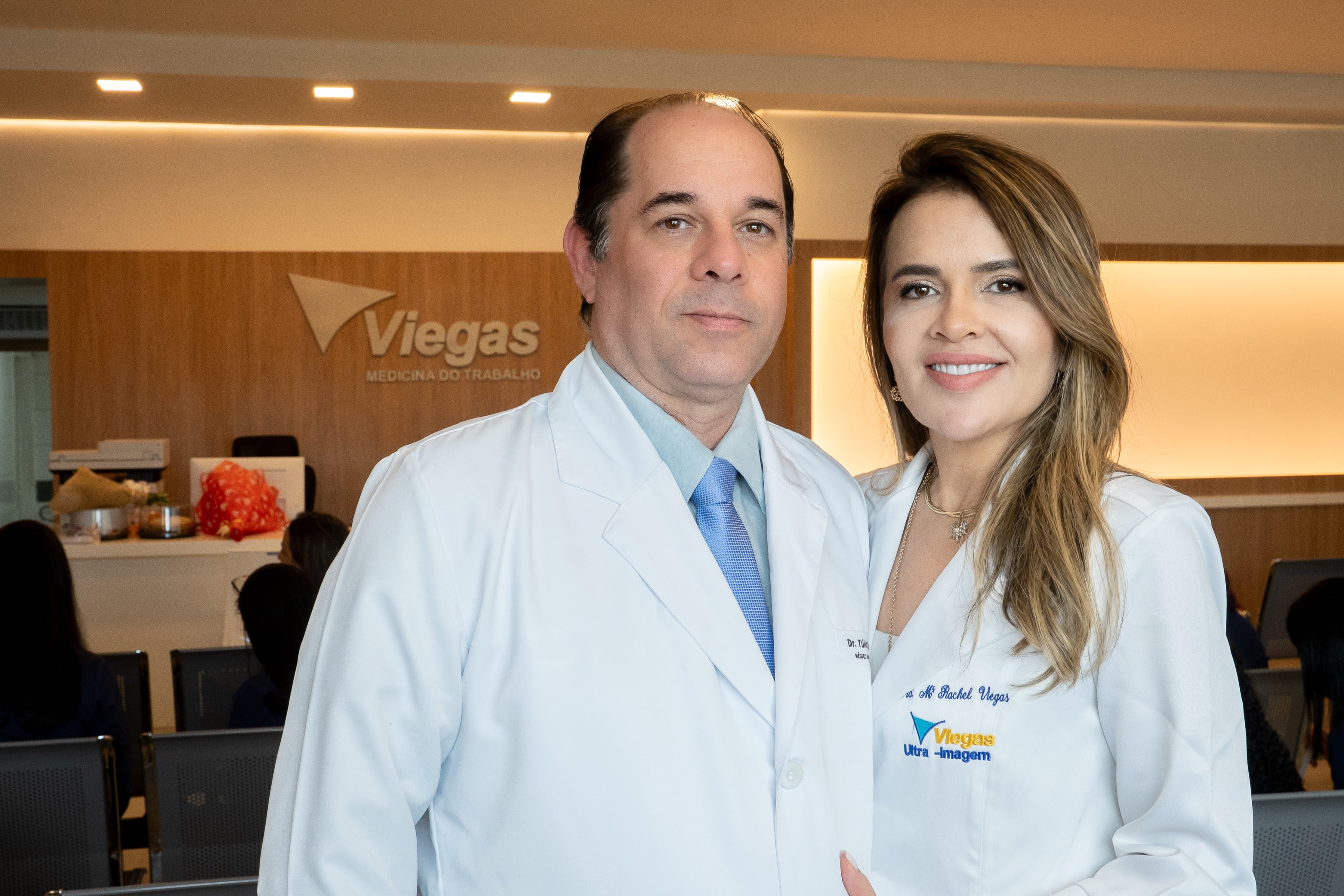 Equipe médica da Ultra-Imagem Viegas na recepção da clínica